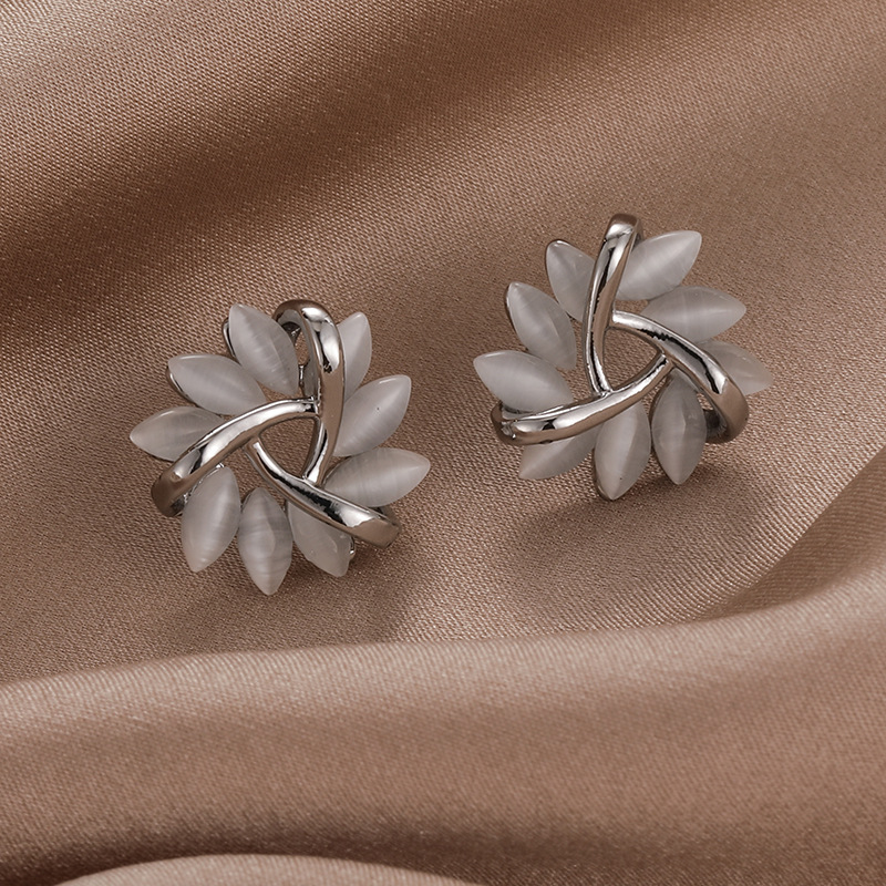 미니멀리스트 기하학적 삼각형 캣츠아이 스터드 귀걸이