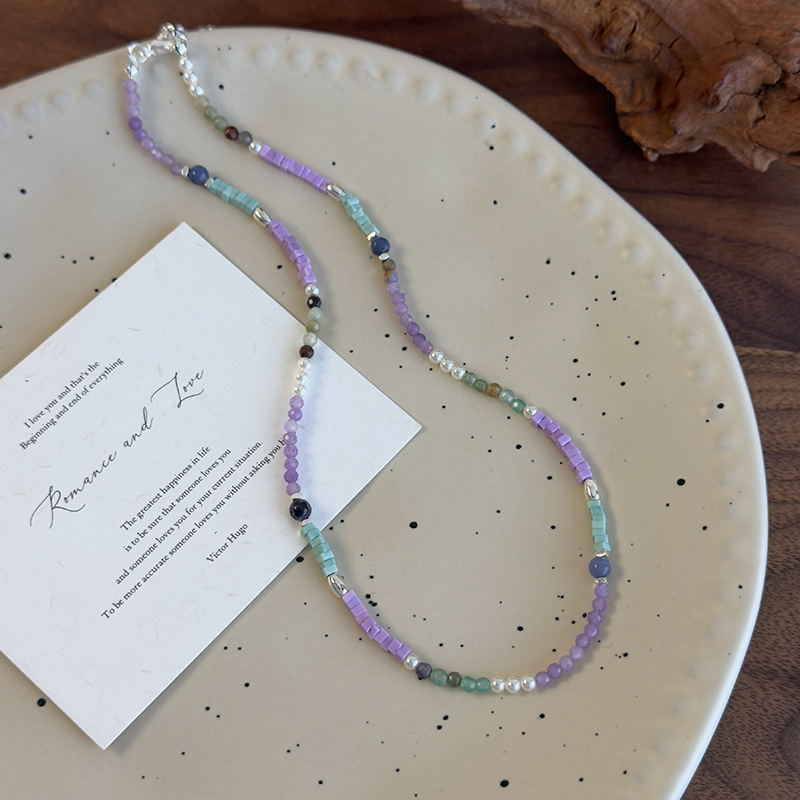 สร้อยคอคอสั้นจ้อเกราะเรขาคณิตบล็อกสี