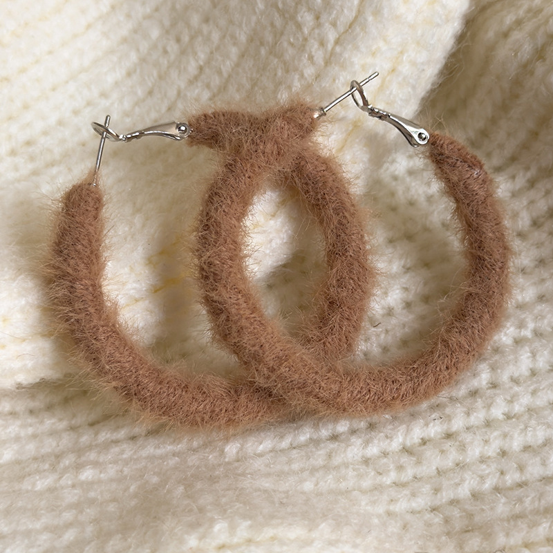 ต่างหูวงกลมขนปุย