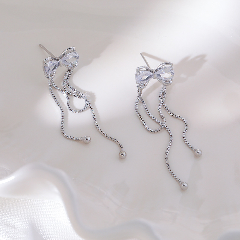 أقراط طويلة ذات شرابات ورباط