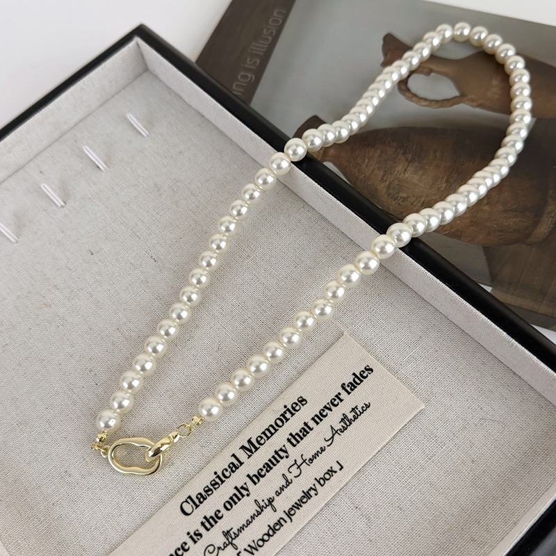 Геометричне намисто з перлинною застібкою