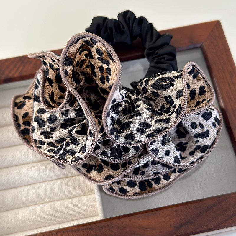 Leopardmönstrad Ruffle Blomma Scrunchy
