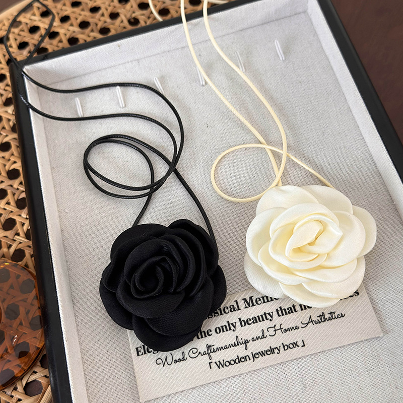 Кольє-чокер з квітковими трояндами