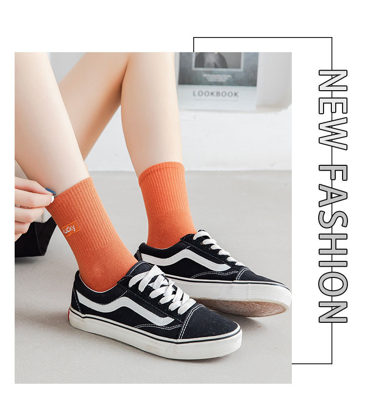 Meias Mid-Calf Bordadas com Letras