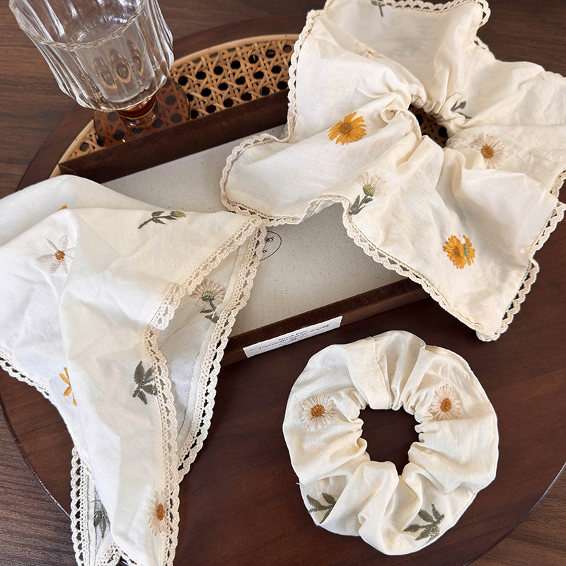 Tie de Cabelo e Lenço Triangular Bordado com Margaridas