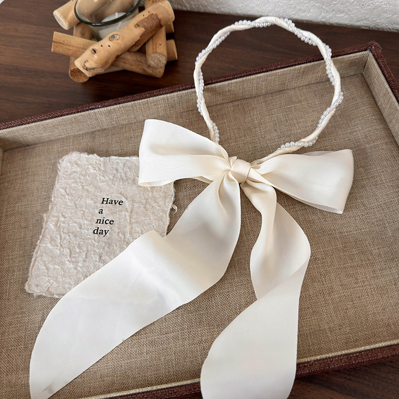 Fita de Cabelo de Cetim com Pérolas