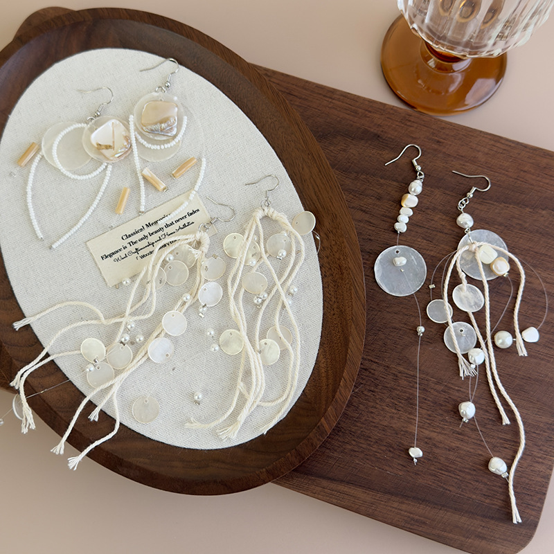 Brincos Longos de Concha com Borlas