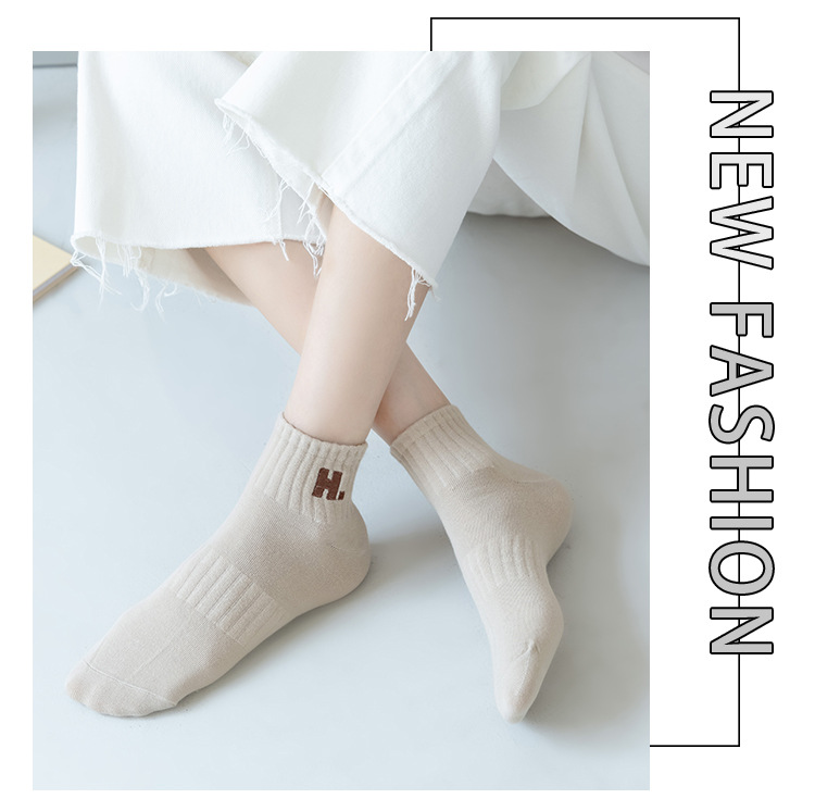 Șosete cu litera H brodată