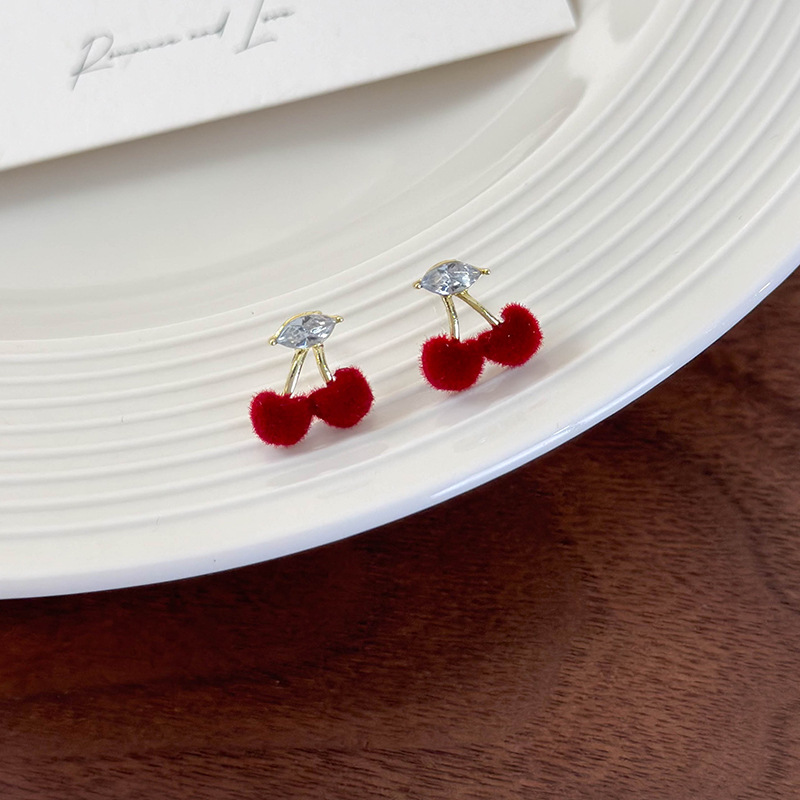 버건디 벨벳 체리 스터드 귀걸이
