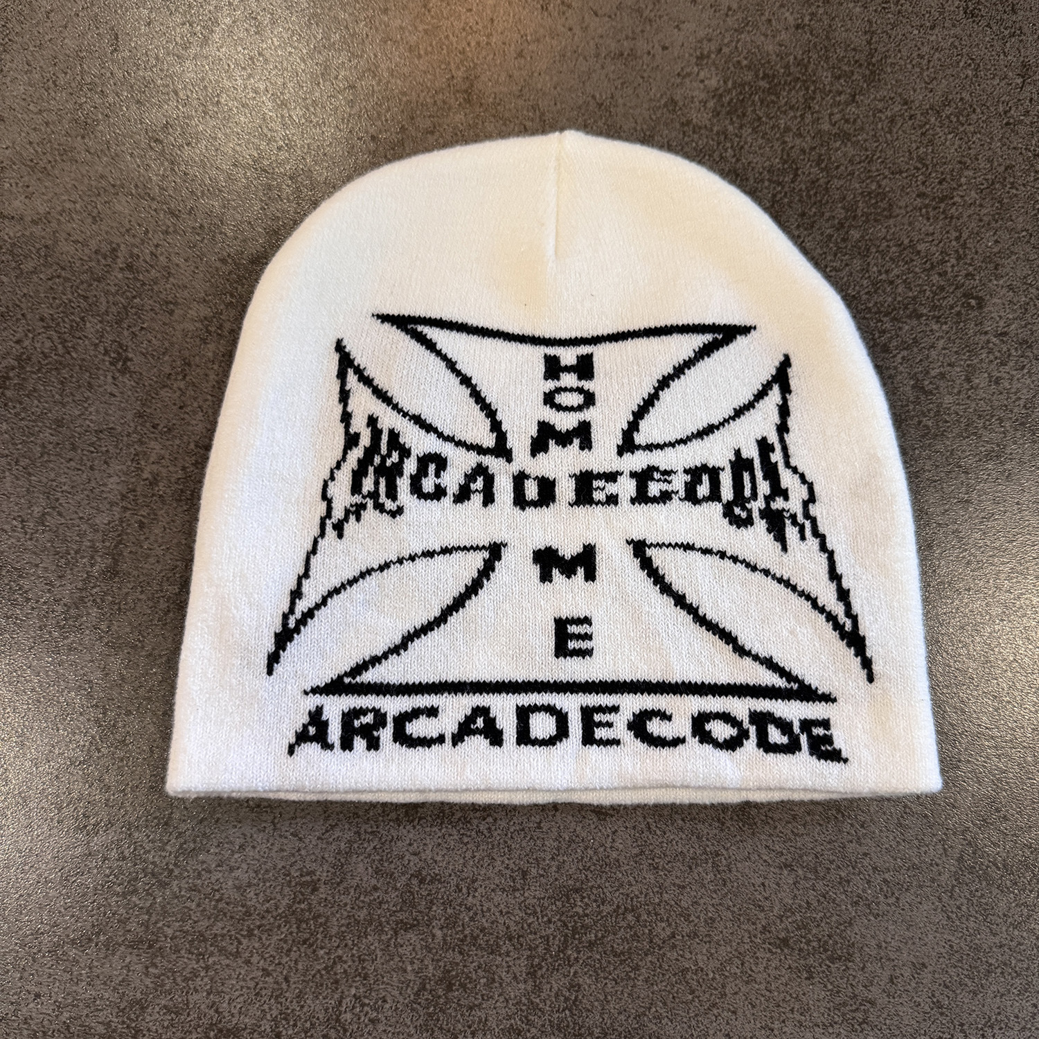 Gorro de Malha com Letras Cruzadas