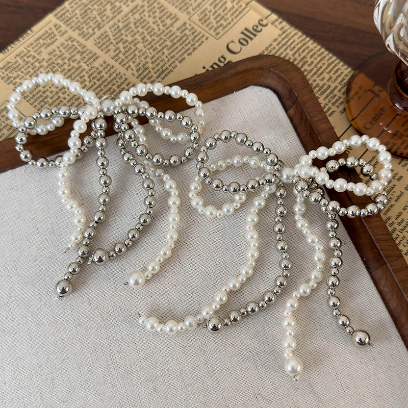 مشبك حذاء بكعبة من اللؤلؤ الرمادي الفضي