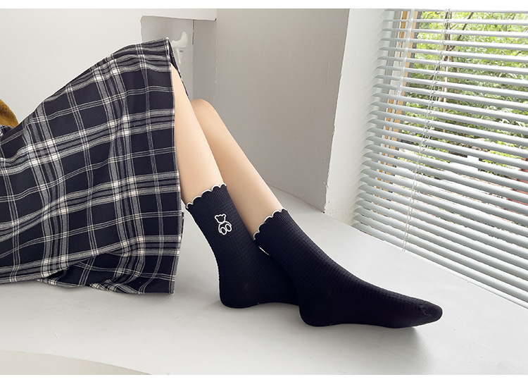 Meias de Cano Médio de Renda com Urso Bordado