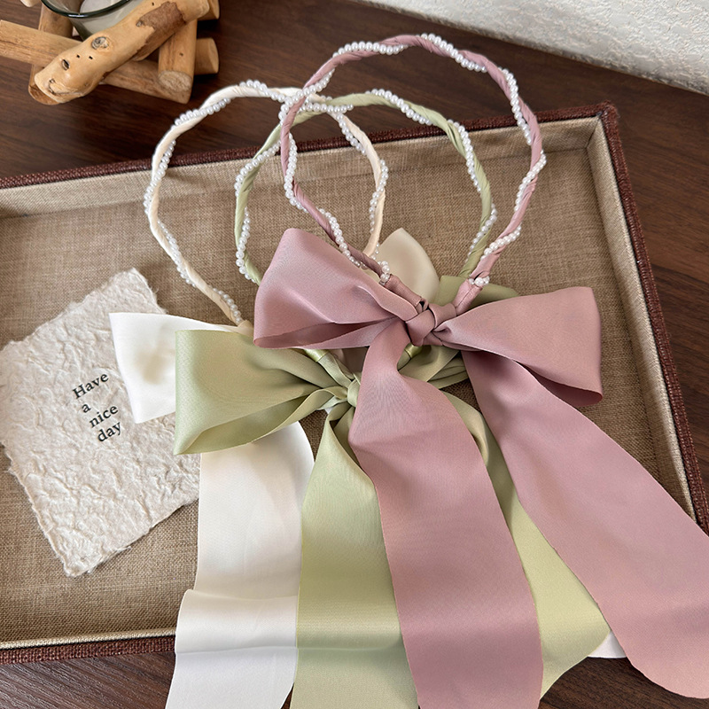 Fita de Cabelo de Cetim com Pérolas