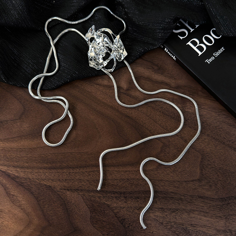 Collana con Rosa Traforata