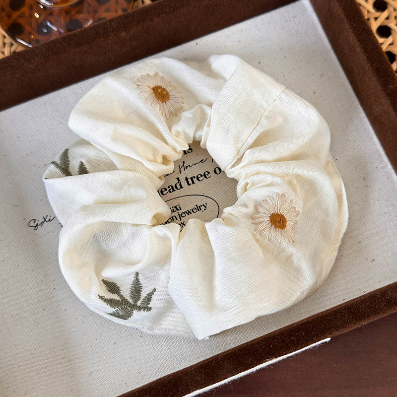 Tie de Cabelo e Lenço Triangular Bordado com Margaridas