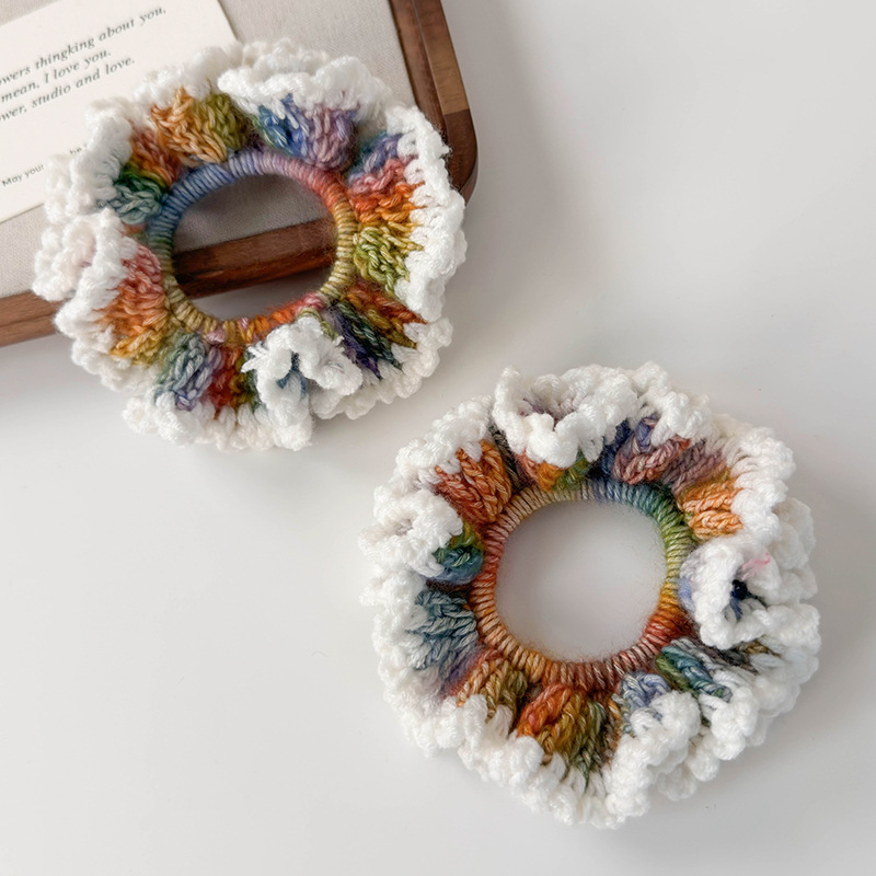 Handstickade Ull Scrunchies