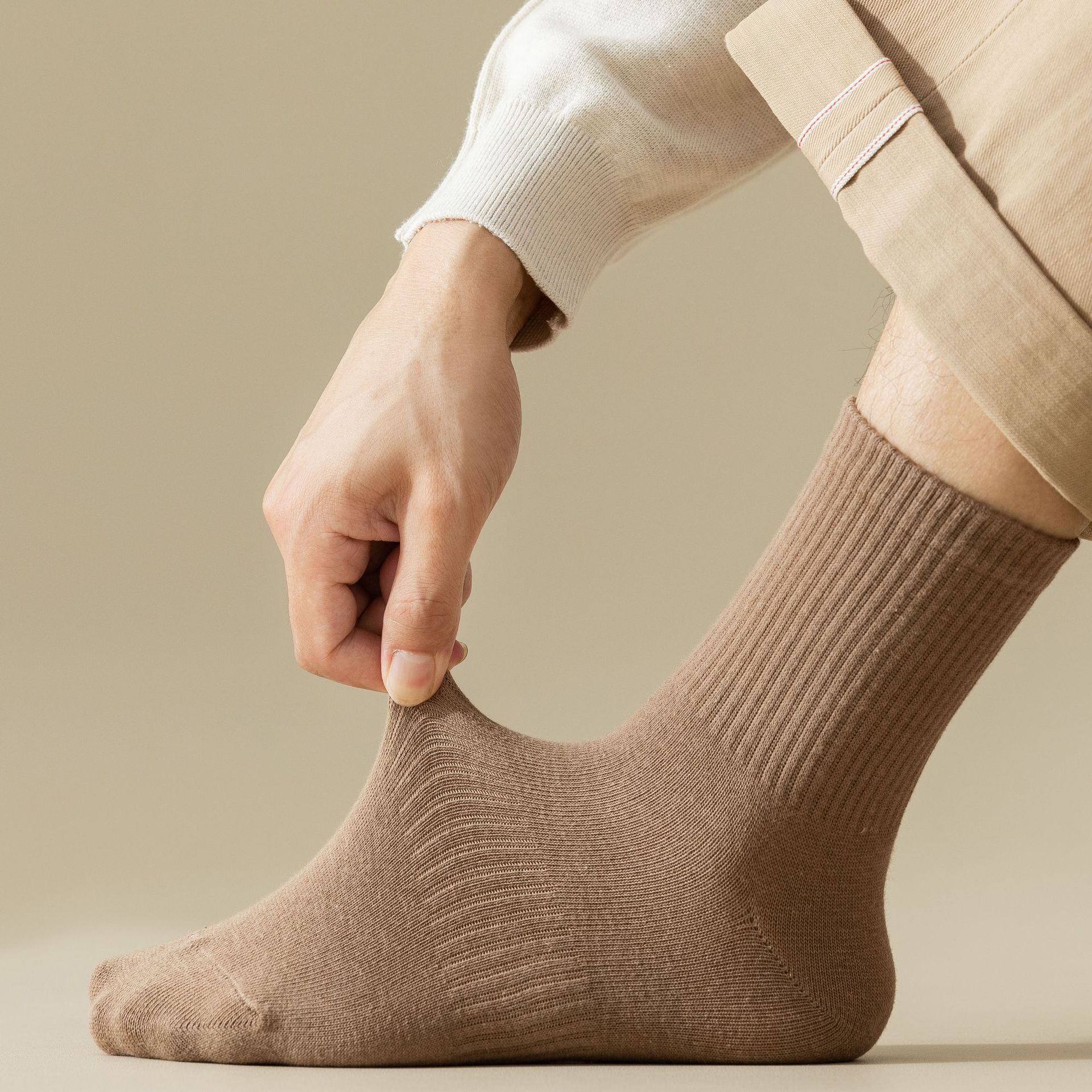 ถุงเท้ากีฬา Mid-Calf สีทึบ