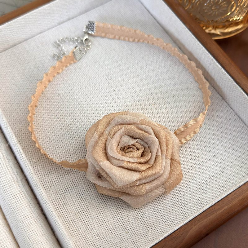 Намисто-чокер із засушеною трояндою