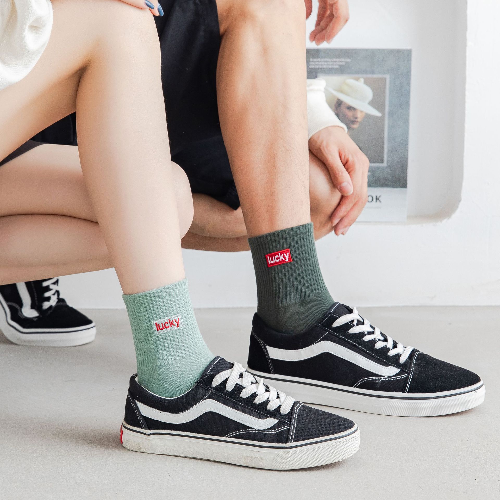 Meias Mid-Calf Bordadas com Letras