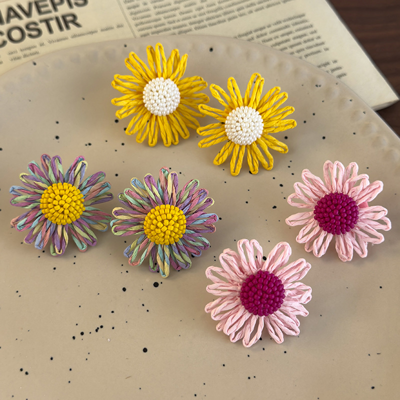 أقراط زهور الرافيا مع الخرز