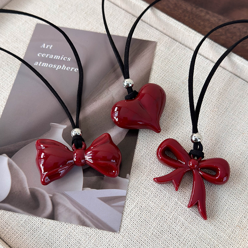 Červený Náhrdelník s Motýlkem z Lana