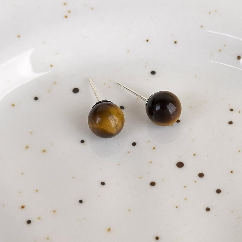 أقراط متدلية من عين النمر