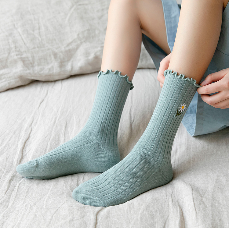 ถุงเท้าผู้หญิงลายดอกเดซี่ปักแบบ Scrunch