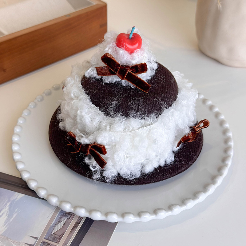 مشبك شعر كعكة الكريمة والكرز