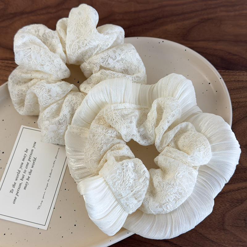 Κεντημένα κορδόνια με οδοντωτή άκρη