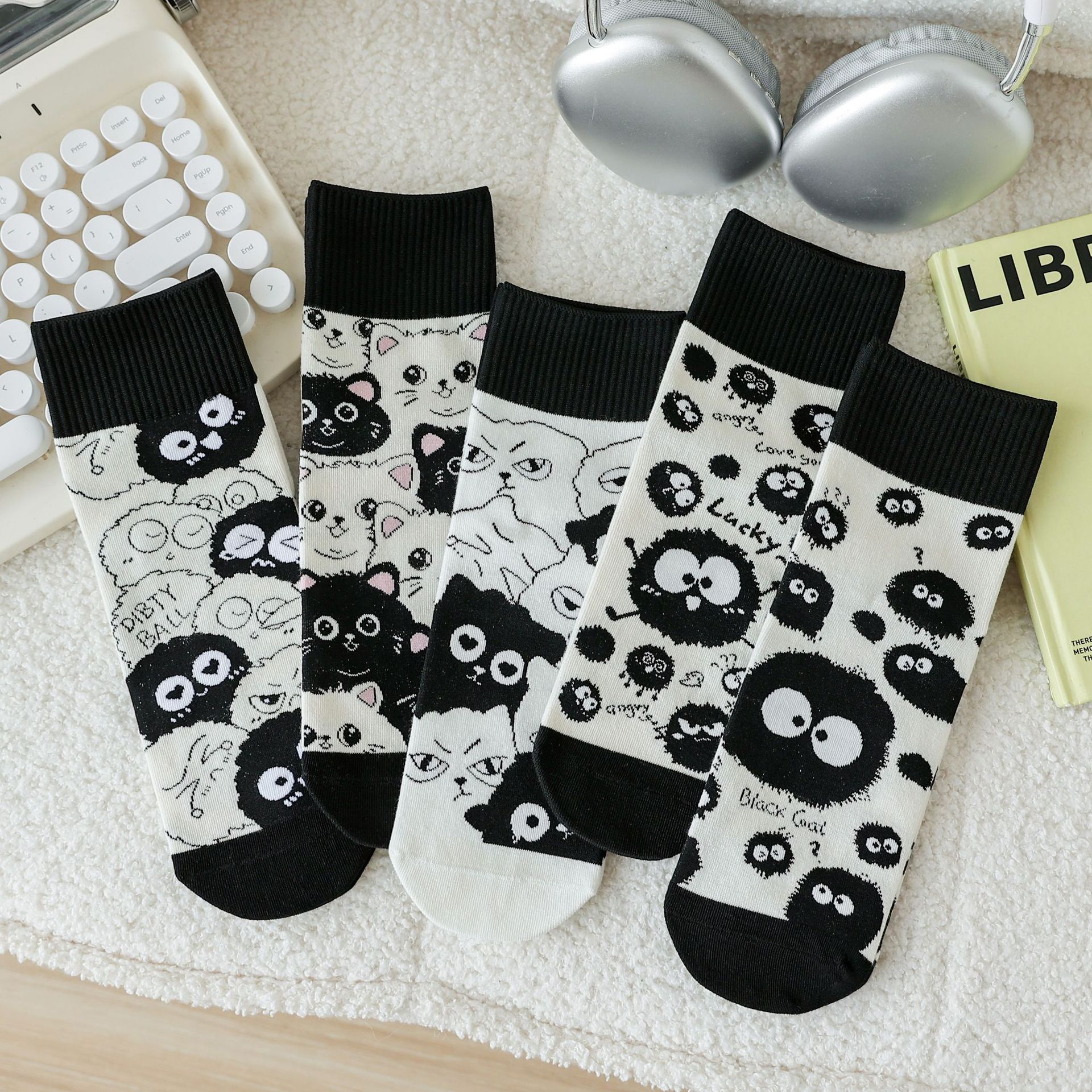 Meias Femininas com Estampa Xadrez e Ursos de Desenho Animado