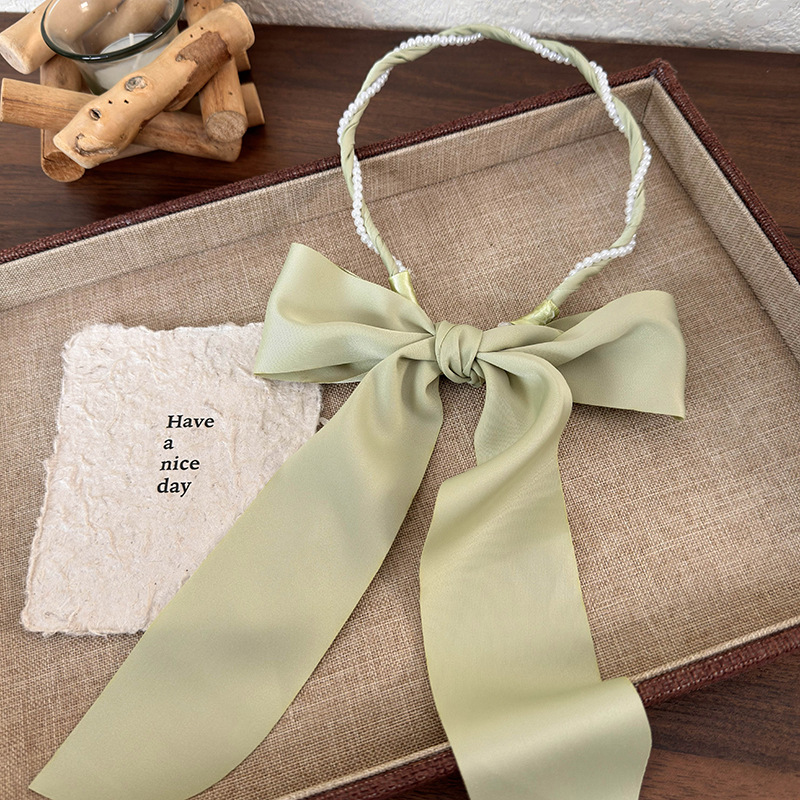 Fita de Cabelo de Cetim com Pérolas