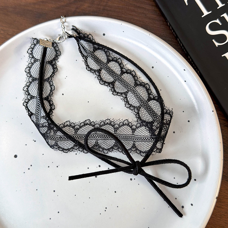 Чорний мереживний чокер з бантом