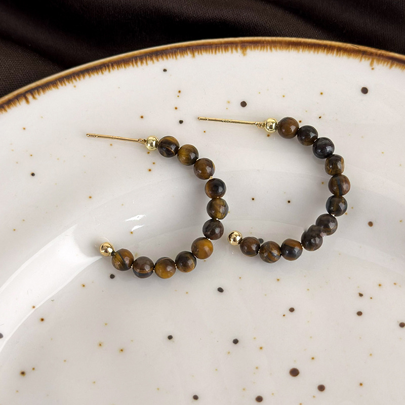 أقراط متدلية من عين النمر