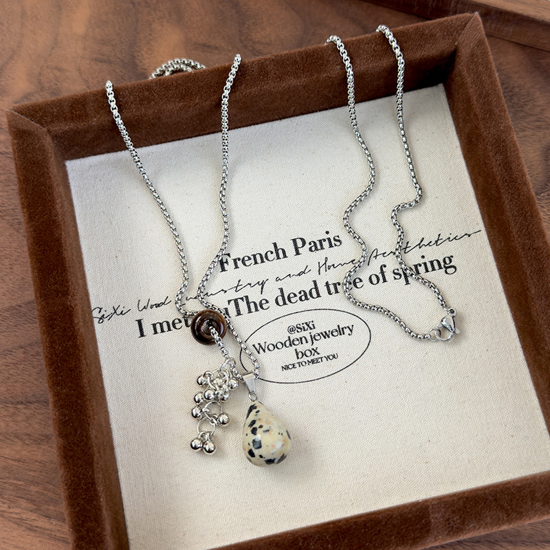 Намисто з Підвіскою у Формі Грона Винограду з Оком Тигра