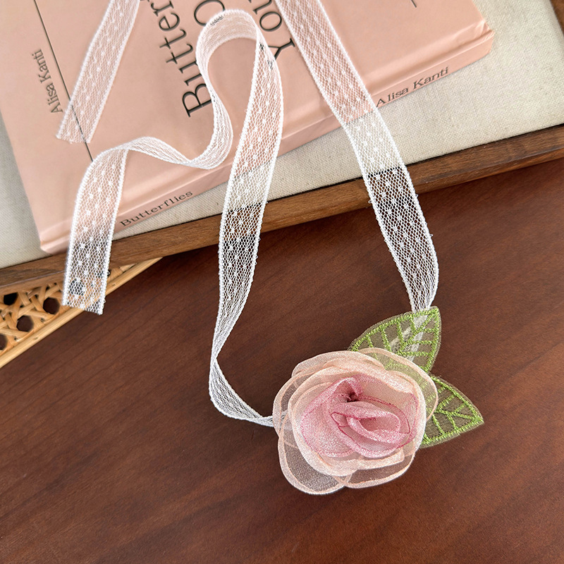 قلادة شوكر بالورد المجفف