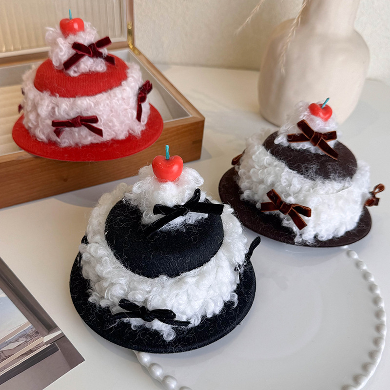 مشبك شعر كعكة الكريمة والكرز