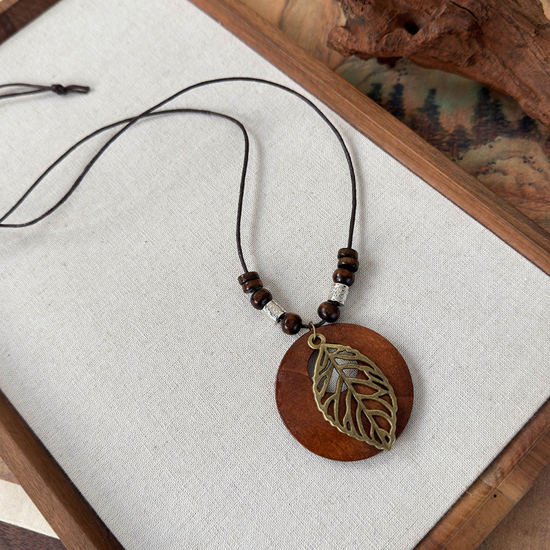Довге богемне намисто з дерев'яною підвіскою-листком
