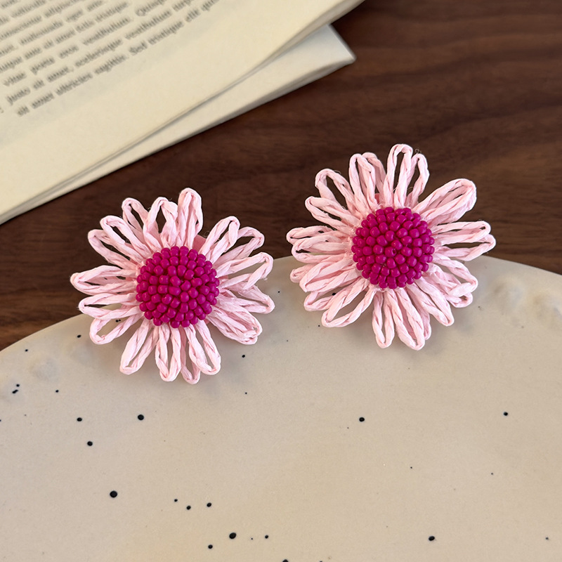 أقراط زهور الرافيا مع الخرز