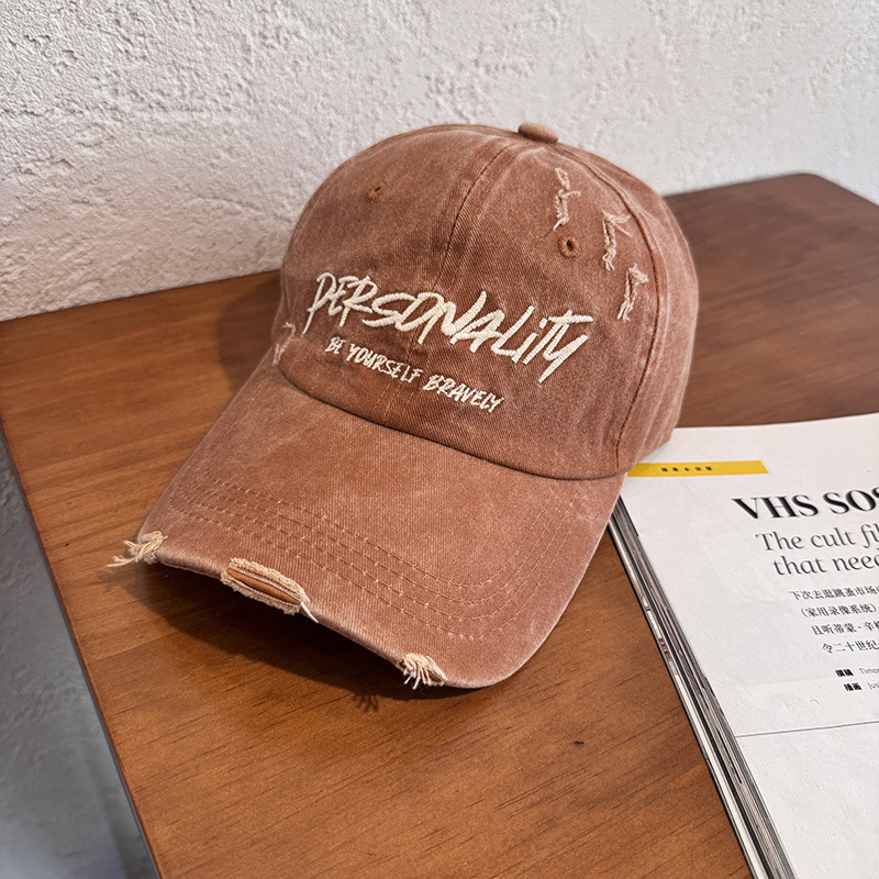 Boné de Baseball Lavado e Desgastado com Letras Rasgadas