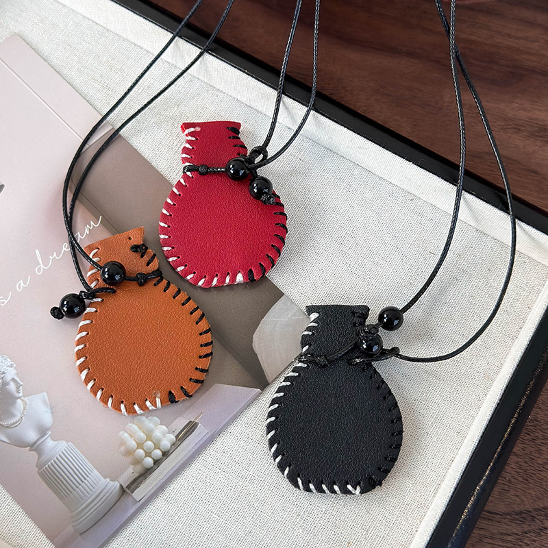 Kožený náhrdelník s přívěskem váza