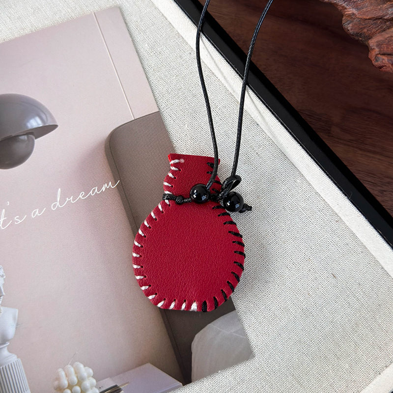 Kožený náhrdelník s přívěskem váza