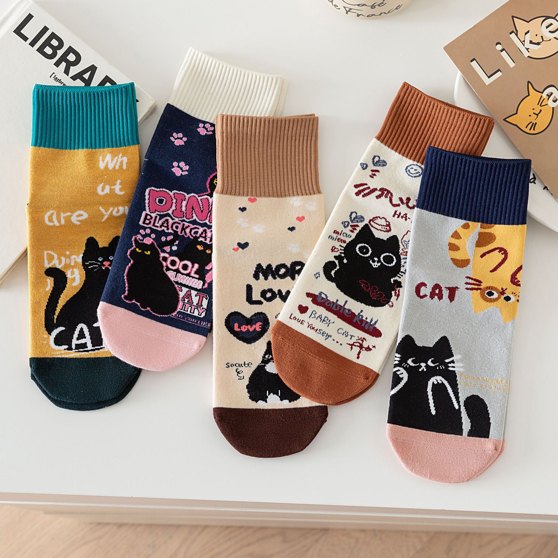 Meias Femininas com Estampa Xadrez e Ursos de Desenho Animado