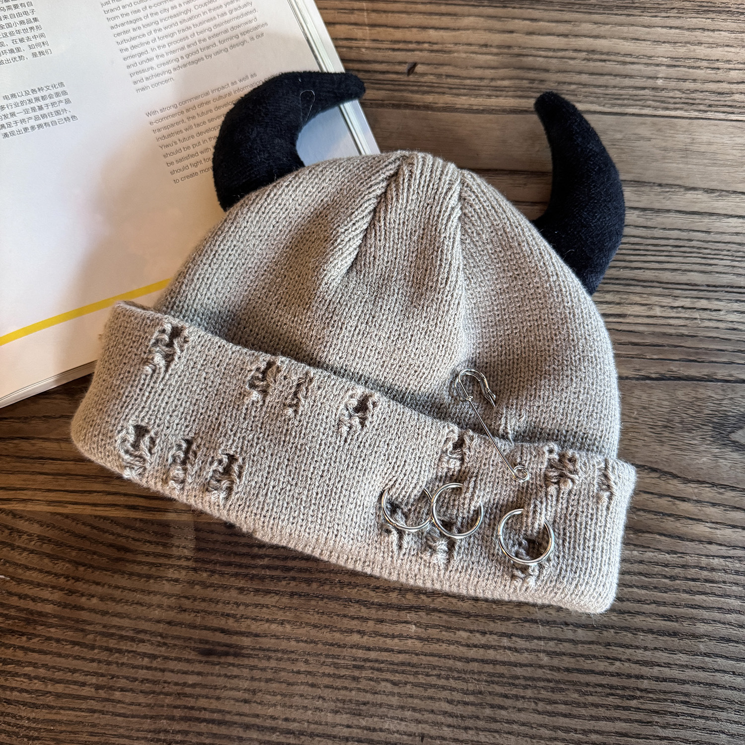 Gorro de Malha Rasgado com Chifres