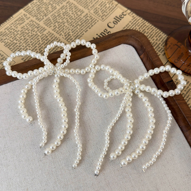 مشبك حذاء بكعبة من اللؤلؤ الرمادي الفضي