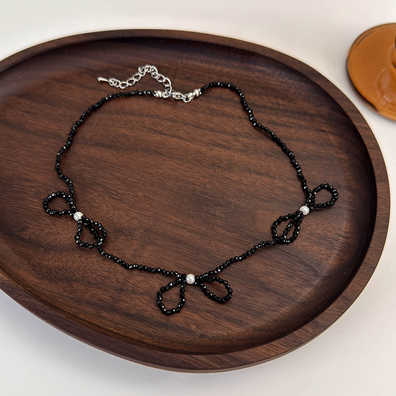 قلادة لؤلؤ بقوس كريستال أسود