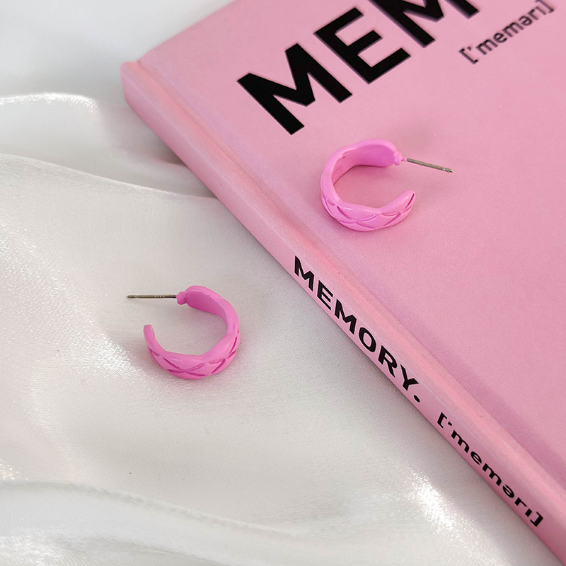 أقراط على شكل C بلون فاكهة التنين