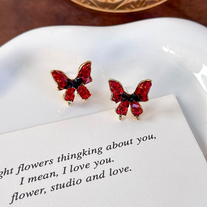 ต่างหูผีเสื้อคริสตัลสีแดงวินเทจ