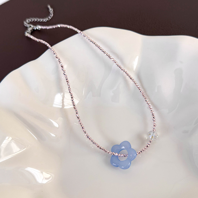 قلادة تشوكر بالخرز والزهور الباستيل