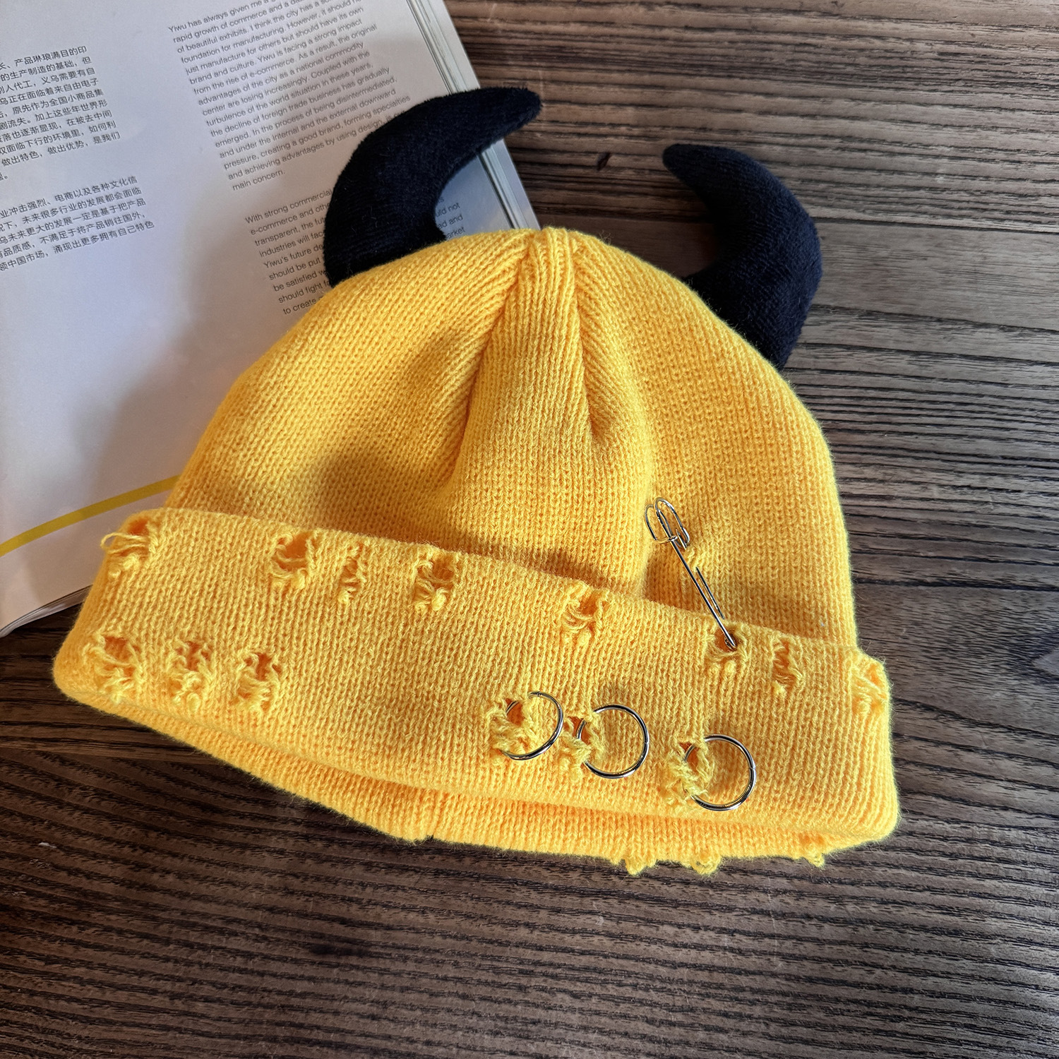 Gorro de Malha Rasgado com Chifres