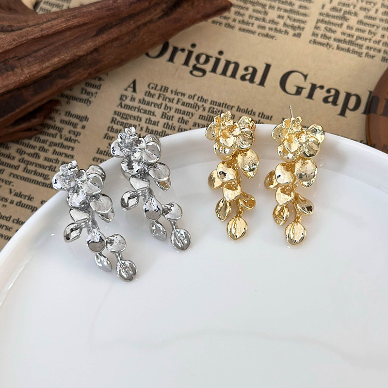 أقراط معدنية بتصميم الزهور والأوراق والشرابات